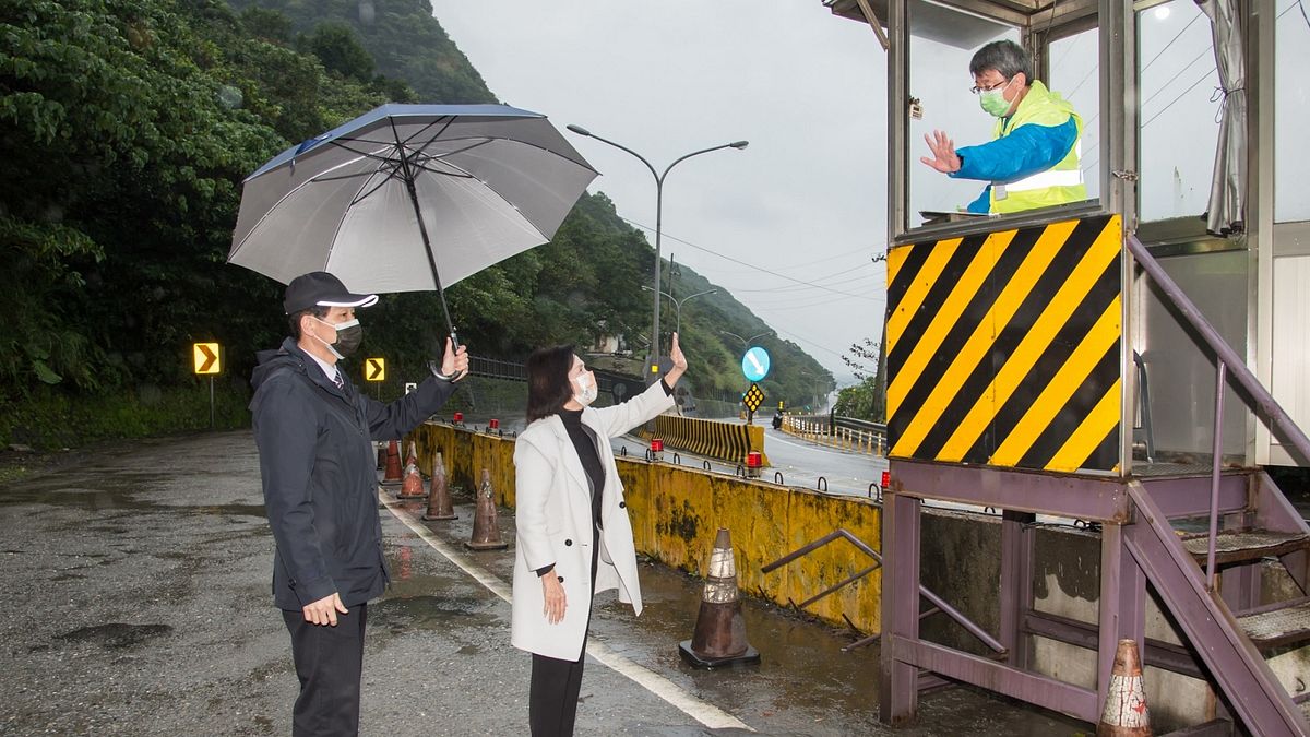 宜蘭縣長林姿妙前往交通執勤現場,慰勞留守工作崗位同仁 (圖/宜蘭縣政府交通處提供) 宜蘭縣長林姿妙前往交通執勤現場,慰勞留守工作崗位同仁 (圖/宜蘭縣政府交通處提供)