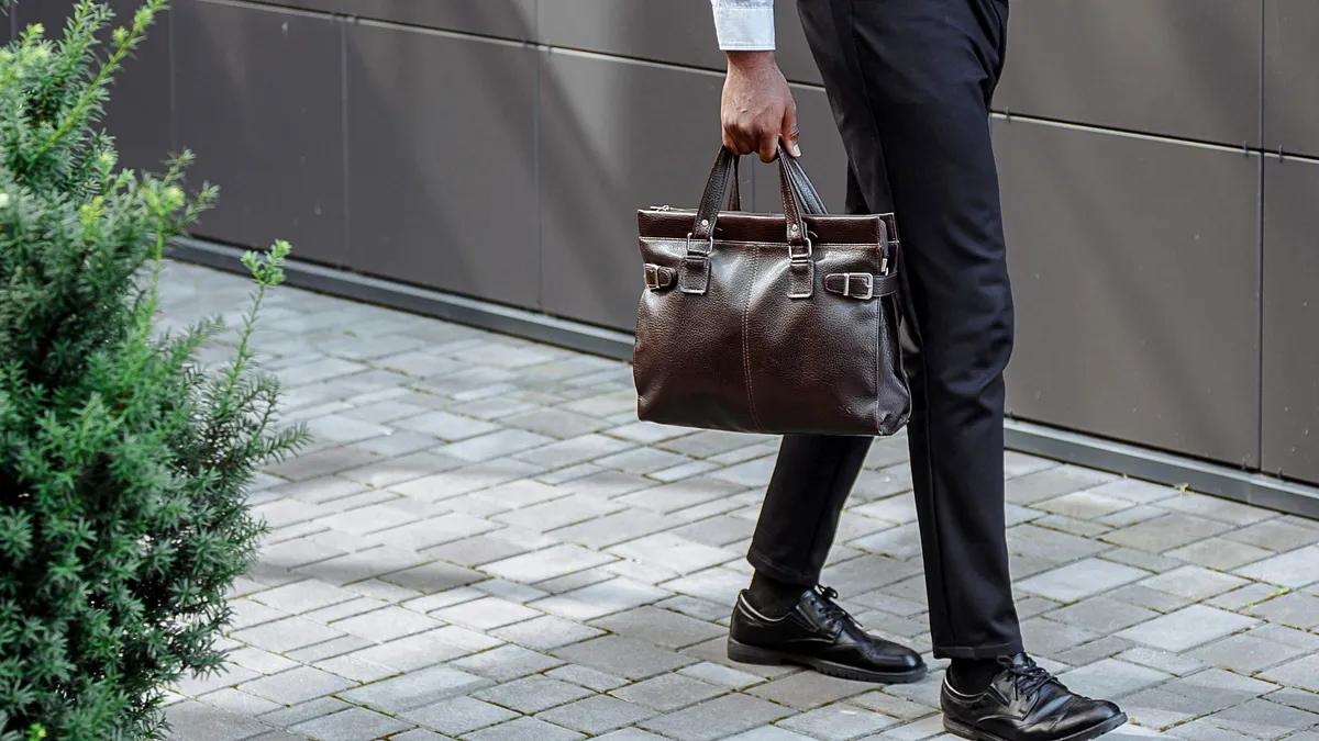 一名日本中年主管親身體驗了收入的「雪崩式」暴跌,揭示了亞洲企業中,資深員工面臨的薪資懸崖危機。(圖/取自pexels) 一名日本中年主管親身體驗了收入的「雪崩式」暴跌,揭示了亞洲企業中,資深員工面臨的薪資懸崖危機。(圖/取自pexels)