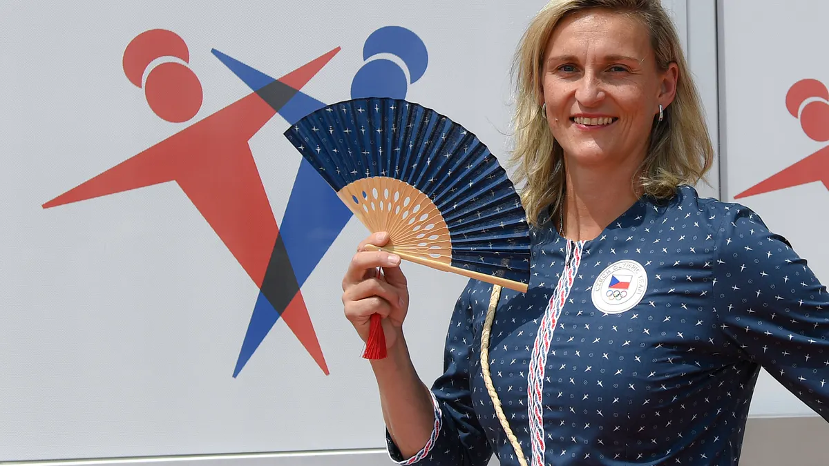 2021日本東京奧運:捷克代表隊服裝使用藍染技術設計製作,並搭配小扇子與日本文化連結(AP)