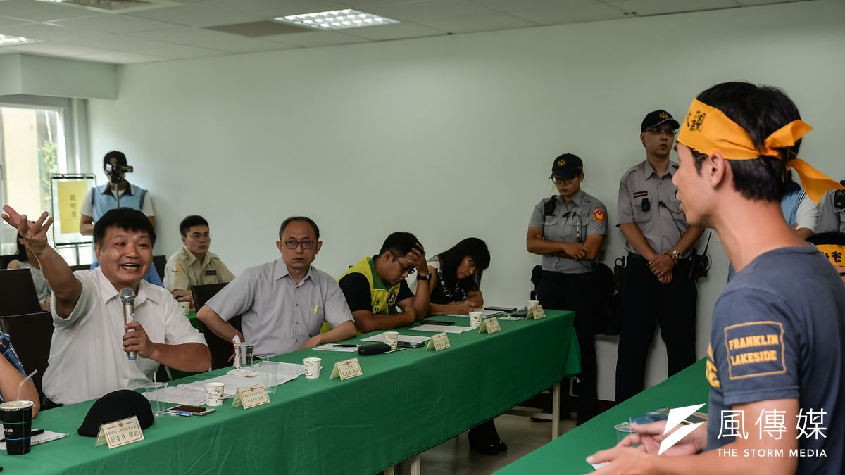 大觀說明會,退輔會副主委李文忠與自救會成員對話。(甘岱民攝) 大觀說明會,退輔會副主委李文忠與自救會成員對話。(甘岱民攝)