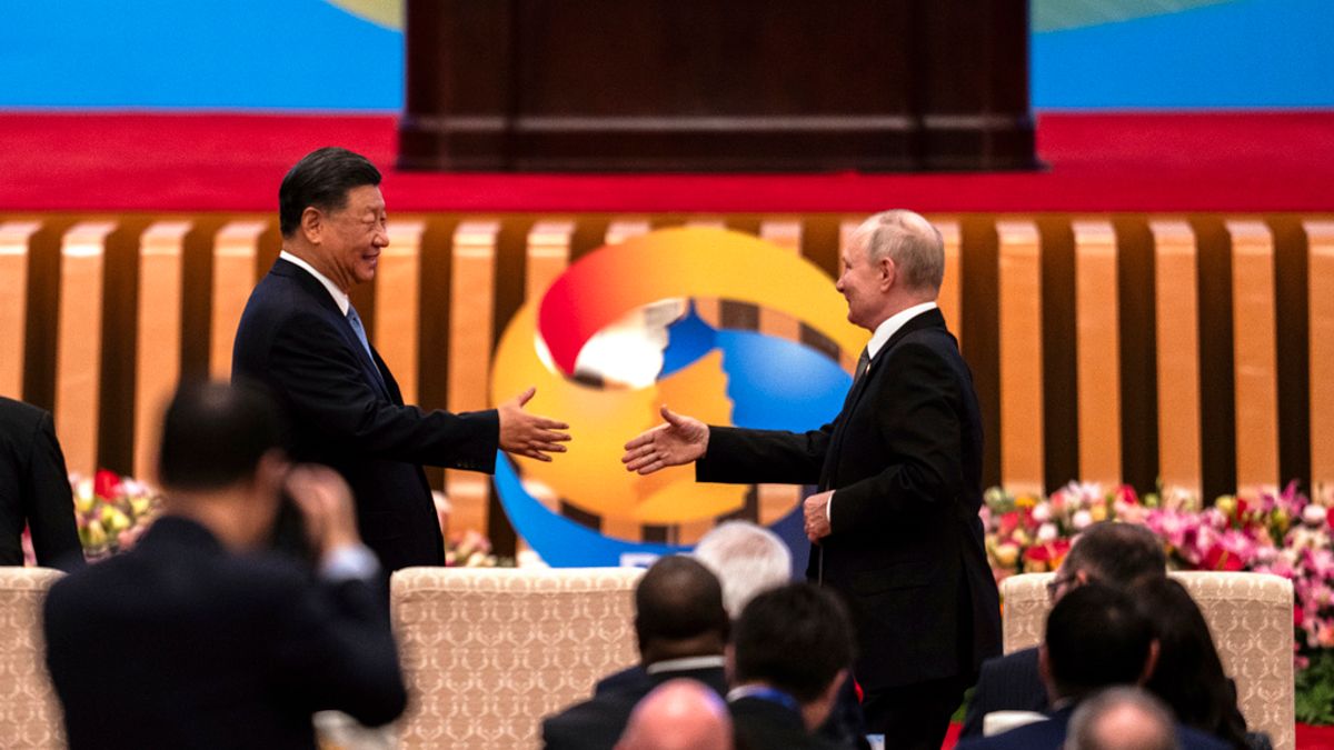 2023年10月18日,中國國家主席習近平和俄羅斯總統普京在北京人民大會堂的「一帶一路」論壇上握手。(美聯社) 2023年10月18日,中國國家主席習近平和俄羅斯總統普京在北京人民大會堂的「一帶一路」論壇上握手。(美聯社)