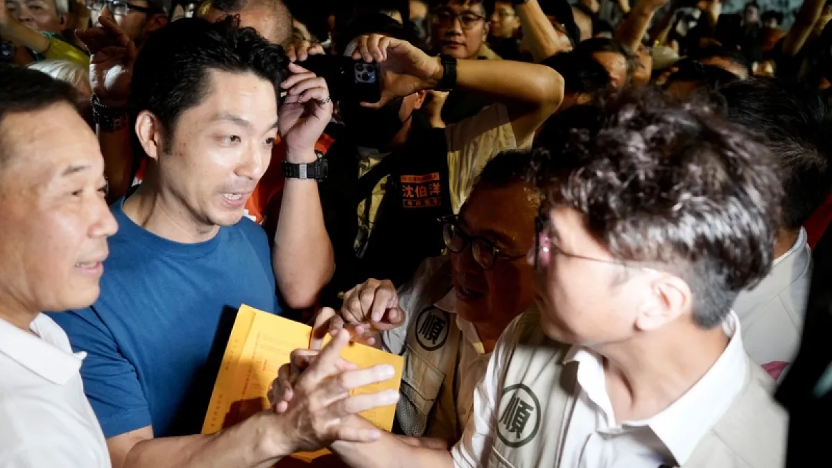 民進黨台北市長參選人沈伯洋(前右)步步緊逼爭取連任的國民黨籍台北市長蔣萬安(左2)。(中央社)