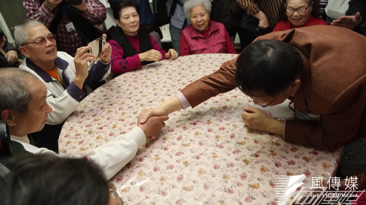台北市長文哲視察忠勤里社福站,與老人家握手。(楊子磊攝)