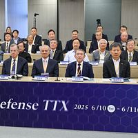 元参謀総長の李喜明氏(左から)、元米太平洋軍司令官のブレア氏、元米参謀長会議議長のマレン氏、台北政経学院理事長の黄煌雄氏、日本元統合幕僚長の岩崎茂氏、元海上幕僚長の武居智久氏が10日に台湾海峡防衛の兵棋演習に出席した。(顏麟宇撮影) 元参謀総長の李喜明氏(左から)、元米太平洋軍司令官のブレア氏、元米参謀長会議議長のマレン氏、台北政経学院理事長の黄煌雄氏、日本元統合幕僚長の岩崎茂氏、元海上幕僚長の武居智久氏が10日に台湾海峡防衛の兵棋演習に出席した。(顏麟宇撮影)