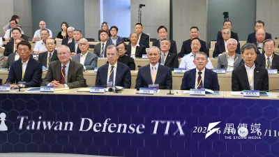前參謀總長李喜明(左起)、前美軍太平洋總司令布萊爾、前美國參謀首長聯席會議主席穆倫、台北政經學院董事長黃煌雄、日本前統合幕僚長岩崎茂、前海上幕僚長武居智久10日出席台海防衛兵推。(顏麟宇攝)