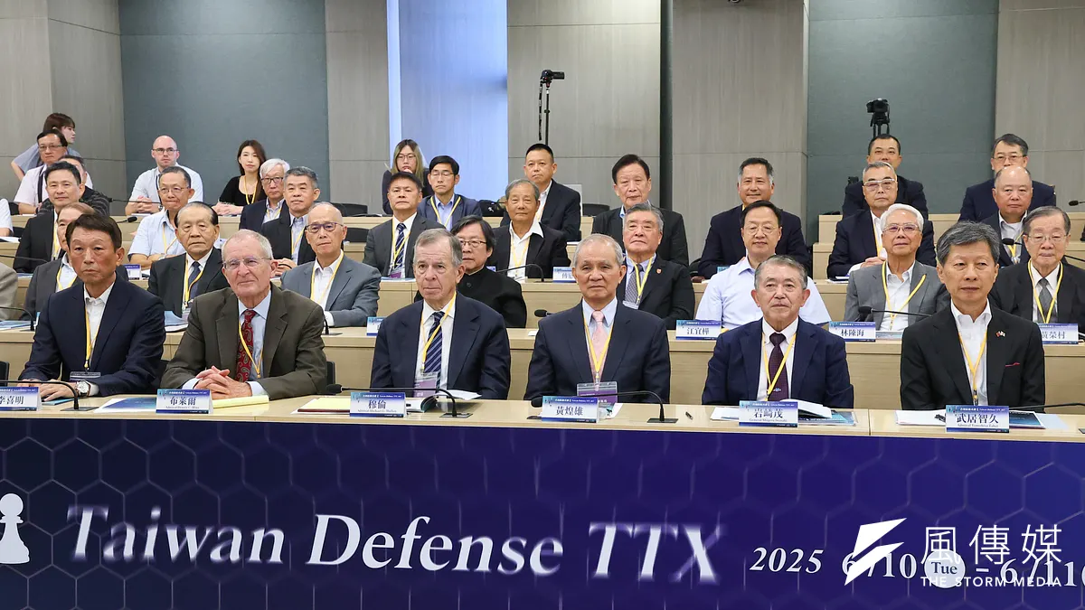 前參謀總長李喜明(左起)、前美軍太平洋總司令布萊爾、前美國參謀首長聯席會議主席穆倫,以及日本前統合幕僚長岩崎茂、前海上自衛隊幕僚長武居智久兩位上將,都出席台海防衛兵推。(顏麟宇攝) 前參謀總長李喜明(左起)、前美軍太平洋總司令布萊爾、前美國參謀首長聯席會議主席穆倫,以及日本前統合幕僚長岩崎茂、前海上自衛隊幕僚長武居智久兩位上將,都出席台海防衛兵推。(顏麟宇攝)