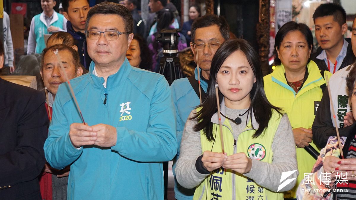 20191209-民進黨主席卓榮泰9日陪同立委參選人謝佩芬參拜通化福德宮。(盧逸峰攝) 20191209-民進黨主席卓榮泰9日陪同立委參選人謝佩芬參拜通化福德宮。(盧逸峰攝)