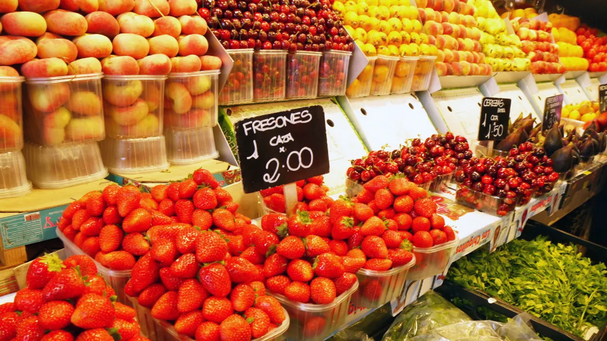 火龍果除了有助減重、促進腸道消化,更是能幫助穩定血壓膽固醇,以及預防心血管疾病。(示意圖/取自Shawn Chan@flickr) 火龍果除了有助減重、促進腸道消化,更是能幫助穩定血壓膽固醇,以及預防心血管疾病。(示意圖/取自Shawn Chan@flickr)