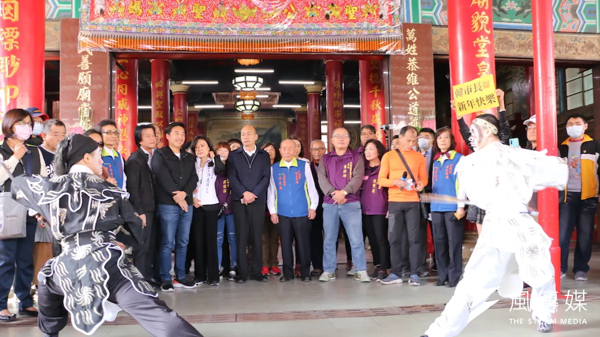 高雄市長韓國瑜前往苓雅區萬應公廟參拜,欣賞由廟方安排的短劇演出,祈能消除疫情。(圖/徐炳文攝)