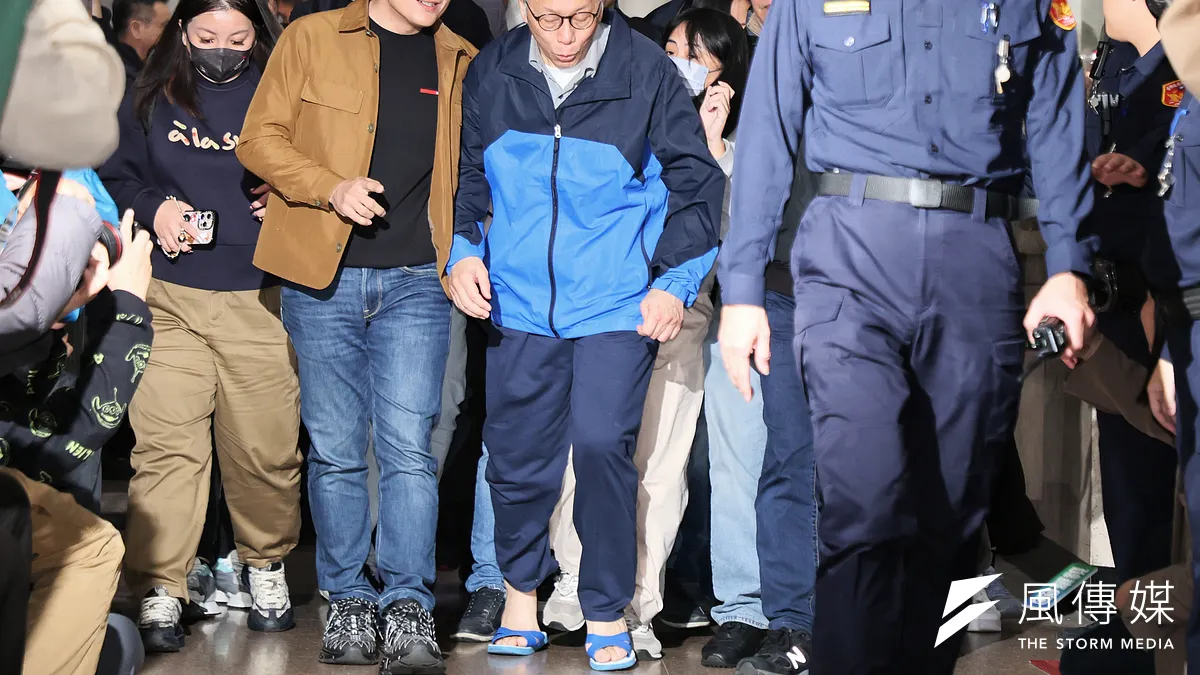 民眾黨主席柯文哲27日完成交保手續離開台北地院時,差點跌一跤。(柯承惠攝) 民眾黨主席柯文哲27日完成交保手續離開台北地院時,差點跌一跤。(柯承惠攝)