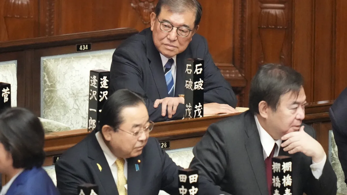 2024年10月1日,石破茂在眾院首相指名選舉前入座。(美聯社)