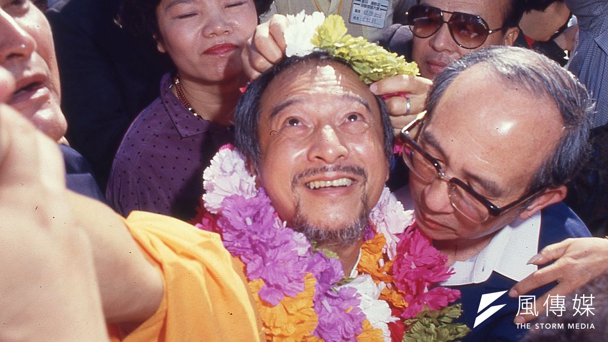 施性忠1987年10月28日早上9點7分出獄,受到群眾的歡迎。(新新聞資料照) 施性忠1987年10月28日早上9點7分出獄,受到群眾的歡迎。(新新聞資料照)