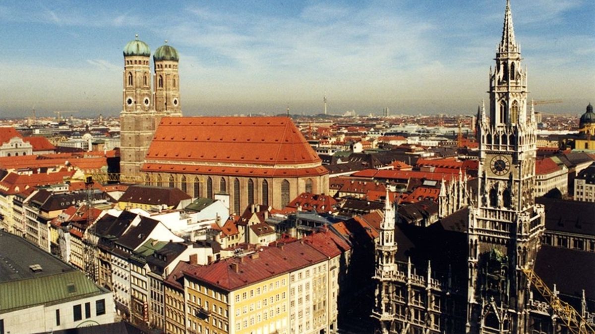 鳥瞰慕尼黑,左側是聖母教堂,右側是市政廳的鐘樓。(圖/By Stefan Kühn (Own work)@wikipedia) 鳥瞰慕尼黑,左側是聖母教堂,右側是市政廳的鐘樓。(圖/By Stefan Kühn (Own work)@wikipedia)