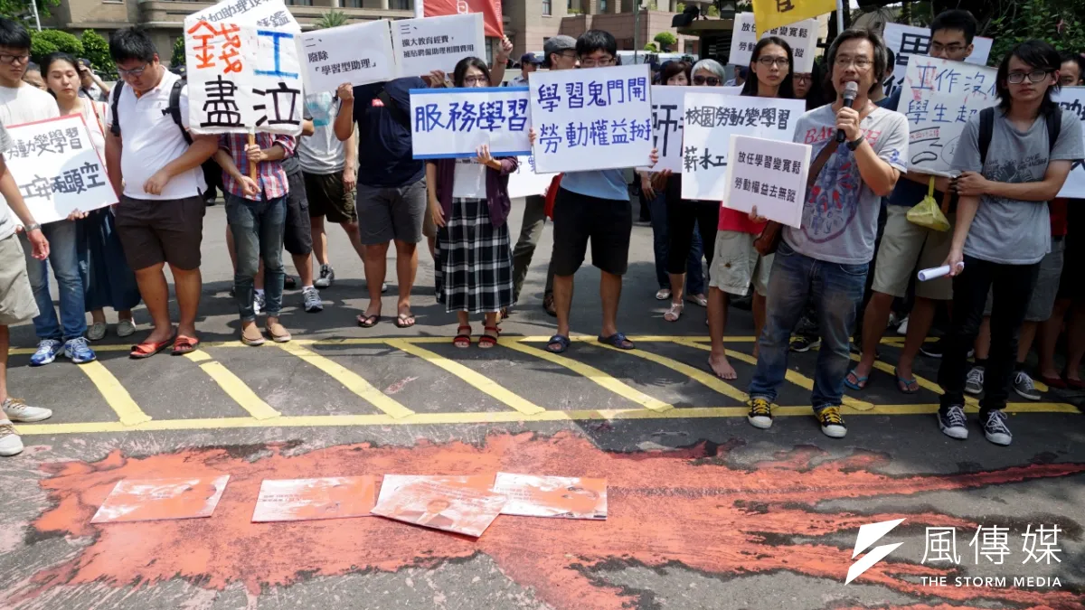 各大專院校的學生會到行政院前抗議大學校方濫用學習型助理(蘇仲泓攝)。