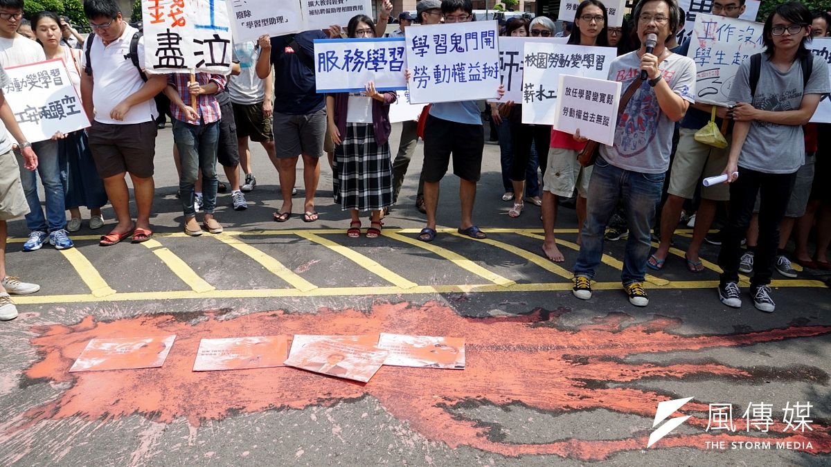 各大專院校的學生會到行政院前抗議大學校方濫用學習型助理(蘇仲泓攝)。 各大專院校的學生會到行政院前抗議大學校方濫用學習型助理(蘇仲泓攝)。