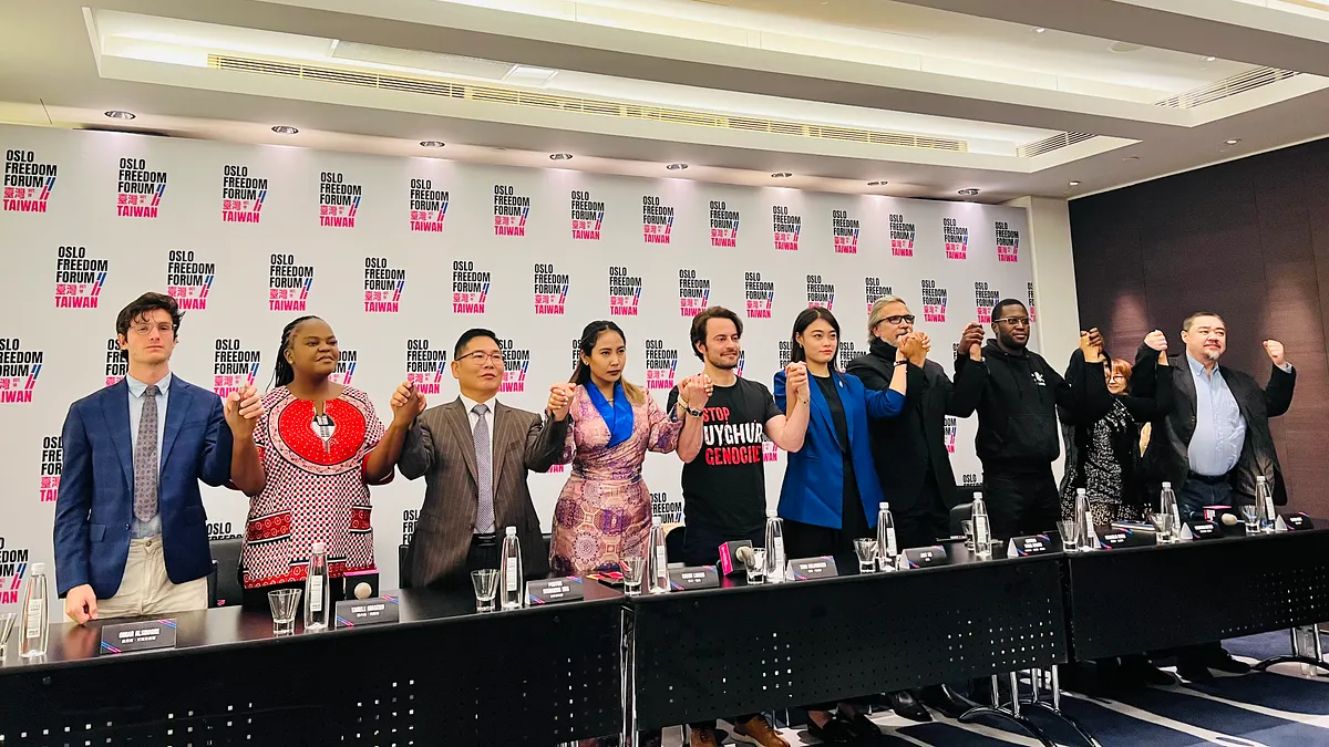 2023年10月18日,奧斯陸自由論壇在台北登場,主辦活動的美國人權基金會執行長哈佛森(左5)與講者舉行記者會。(簡恒宇攝) 2023年10月18日,奧斯陸自由論壇在台北登場,主辦活動的美國人權基金會執行長哈佛森(左5)與講者舉行記者會。(簡恒宇攝)