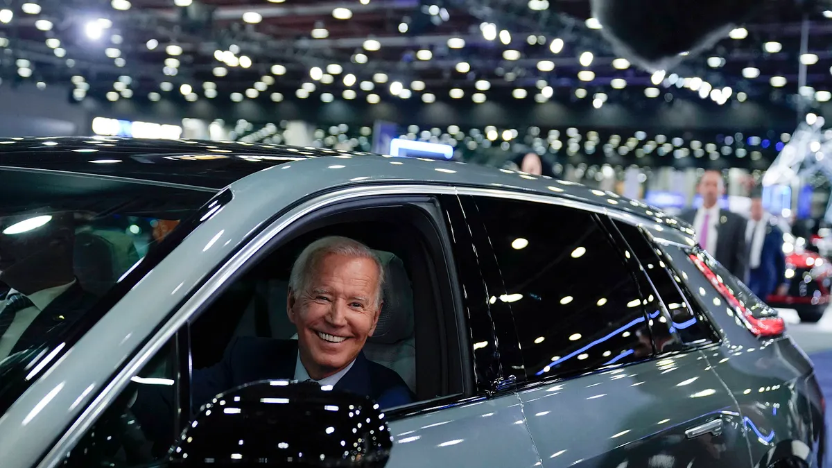 2022年9月14日,拜登總統在底特律車駕駛凱迪拉克的豪華電動休旅車Lyriq穿過展廳。(美聯社)