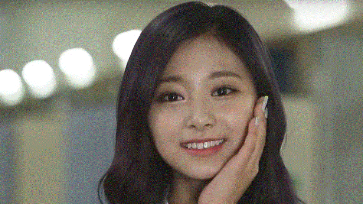 2016年,Twice中的台灣成員周子瑜因為拿著中華民國國旗上電視,遭到中國網友強力抵制(圖/擷取自youtube) 2016年,Twice中的台灣成員周子瑜因為拿著中華民國國旗上電視,遭到中國網友強力抵制(圖/擷取自youtube)