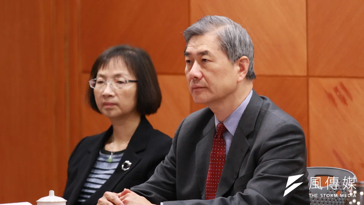 金管會主委黃天牧(右)宣布,銀行業接軌巴塞爾資本協定三(Basel III)等3大監理措施,都將延後實施。(陳韡誌攝)