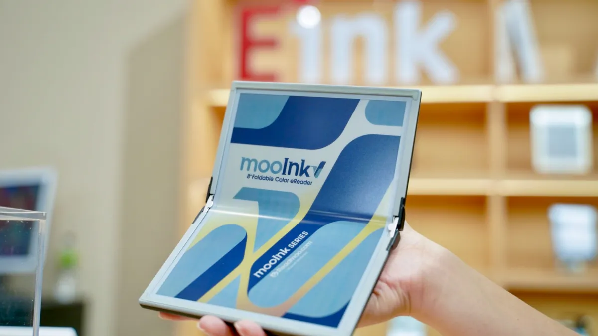 全球第一台採用 E Ink Gallery™ 彩色電子紙面板的折疊閱讀器
