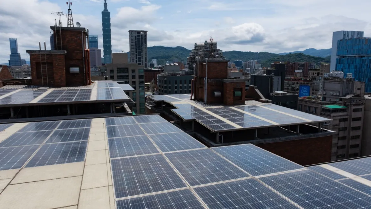 台北信義新城社區共10棟,總裝置容量147KW每年約可帶來近100萬電費收入。(地球公民基金會提供,梁家瑋攝)