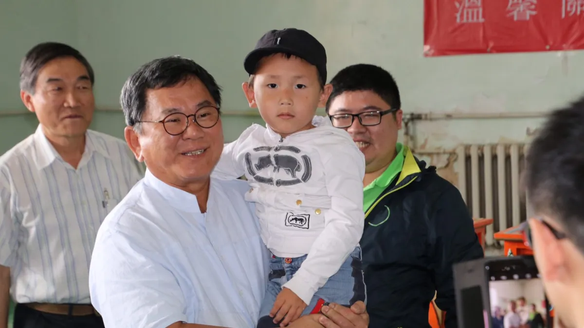 民進黨英系立委陳明文訪問蒙古時忽然視網膜剝離。(王文萱翻攝)