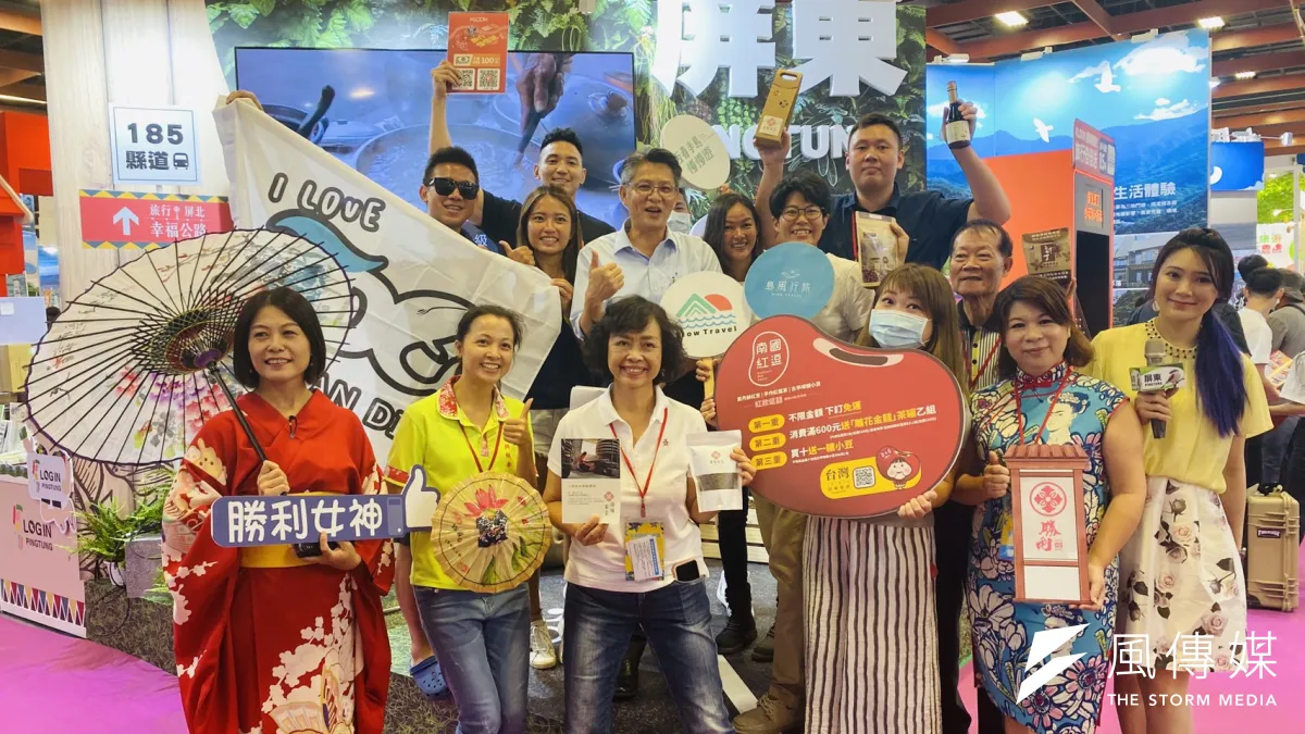 屏東縣政府力推夏季國旅,交通旅遊處處長黃國維(左後四)與業者共同站台造勢。(圖/陳又嘉)