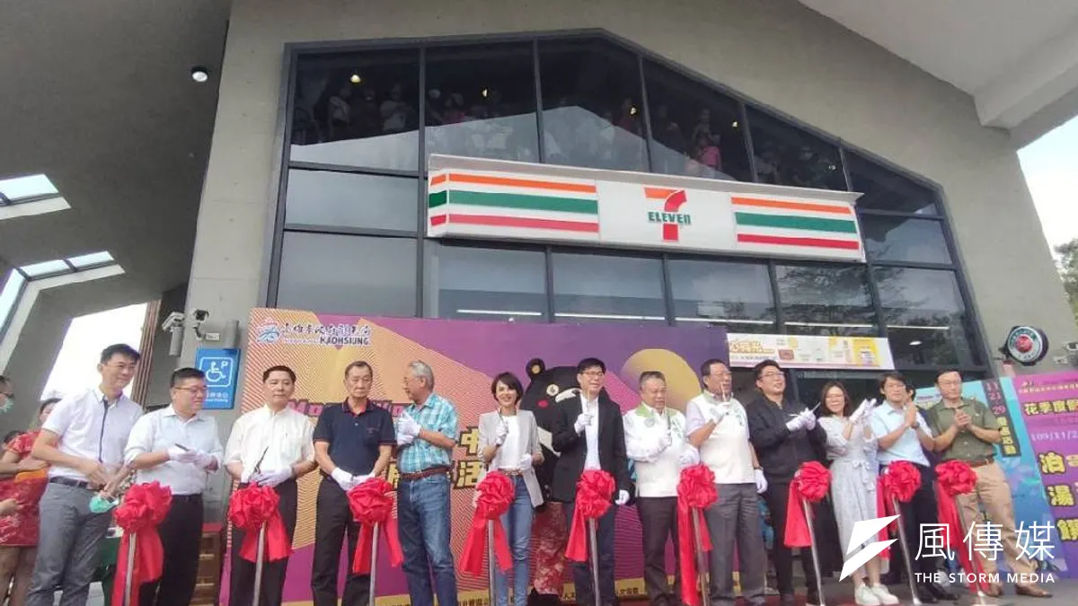 月世界遊客中心盛大開幕;高雄市長陳其邁、立委邱議瑩、市議員邱俊憲、陳明澤、黃明太、高雄市農會理事長蕭漢俊與貴賓們共同參與剪綵。(圖/徐炳文) 月世界遊客中心盛大開幕;高雄市長陳其邁、立委邱議瑩、市議員邱俊憲、陳明澤、黃明太、高雄市農會理事長蕭漢俊與貴賓們共同參與剪綵。(圖/徐炳文)