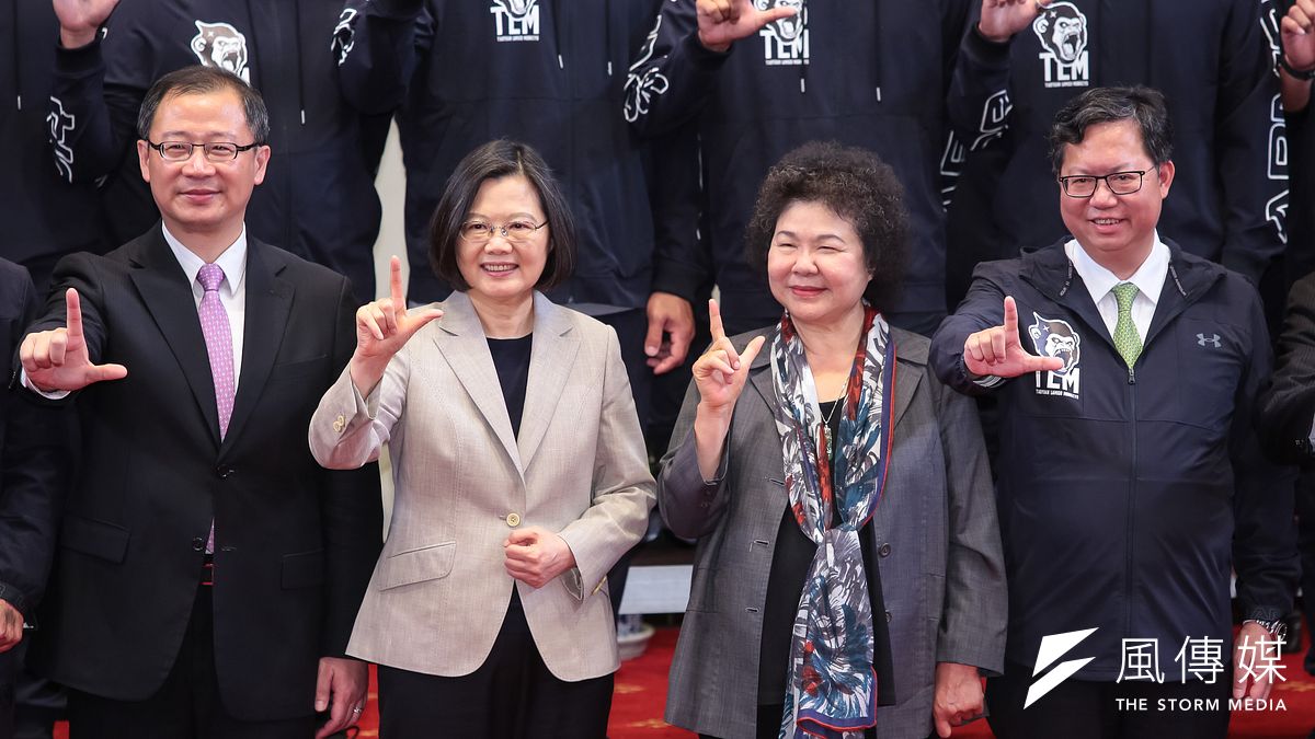 蔡英文總統為私菸案數度親上火線,總統府秘書長陳菊宛若袖手人。(顏麟宇攝) 蔡英文總統為私菸案數度親上火線,總統府秘書長陳菊宛若袖手人。(顏麟宇攝)