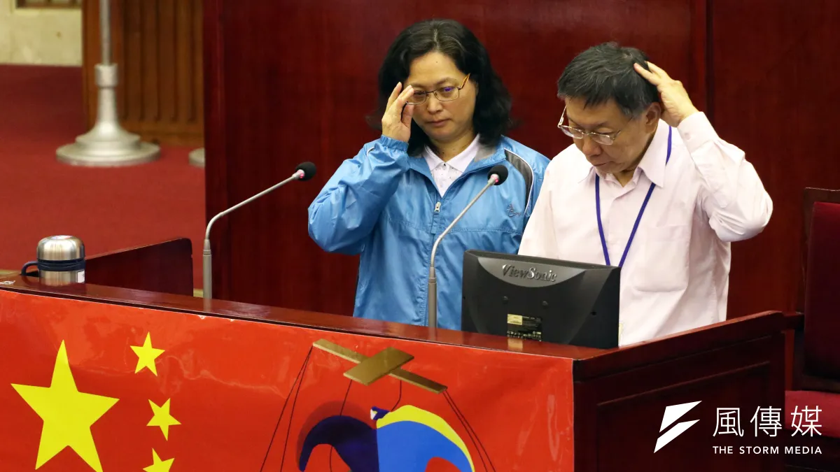 台北市勞動局長賴香伶(左)31日遭攻擊送醫,台北市政府進行管制,並要求員工佩戴識別證。圖台北市長柯文哲(右)和賴香伶市議會總備詢畫面。(資料照,蘇仲泓攝)