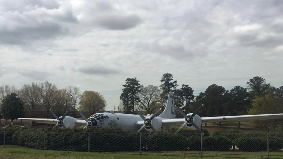 筆者一進入瑪莉埃塔,便可看到一架B-29轟炸機,認為此處是軍事重地。(資料照,許劍虹提供) 筆者一進入瑪莉埃塔,便可看到一架B-29轟炸機,認為此處是軍事重地。(資料照,許劍虹提供)