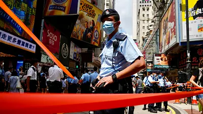 香港今年七一的遊行活動不再,一位香港警察在維多莉亞公園附近封街。(美聯社)