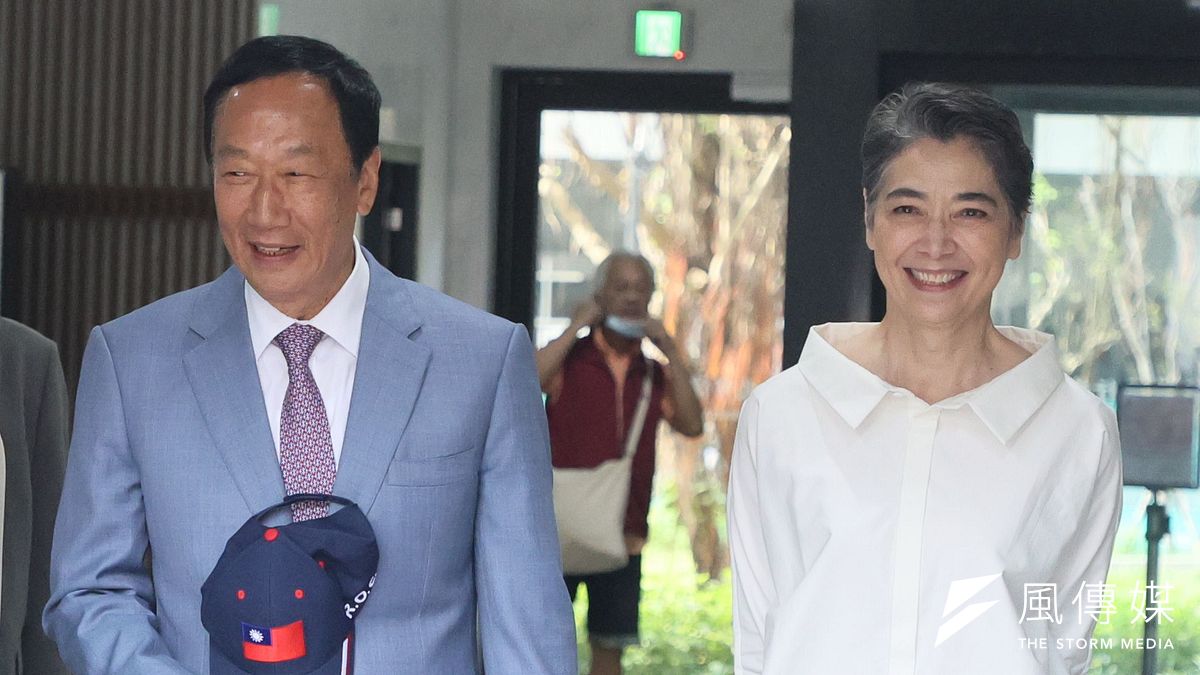 前立委邱毅認為,鴻海集團創辦人郭台銘要擺脫中國施壓,最好的解套方式就是「柯霞配」。圖左為郭台銘,圖右為賴佩霞。(資料照,柯承惠攝) 前立委邱毅認為,鴻海集團創辦人郭台銘要擺脫中國施壓,最好的解套方式就是「柯霞配」。圖左為郭台銘,圖右為賴佩霞。(資料照,柯承惠攝)