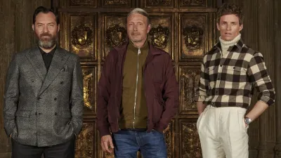 原本的版本裏,其中兩名角色鄧不利多(Dumbledore) 和蓋勒葛林戴華德(Grindelwald) 對話時,說出"因為我愛你"和"我和蓋勒相戀的那個夏天"的對白,這個全長六秒的鏡頭將會被刪除。