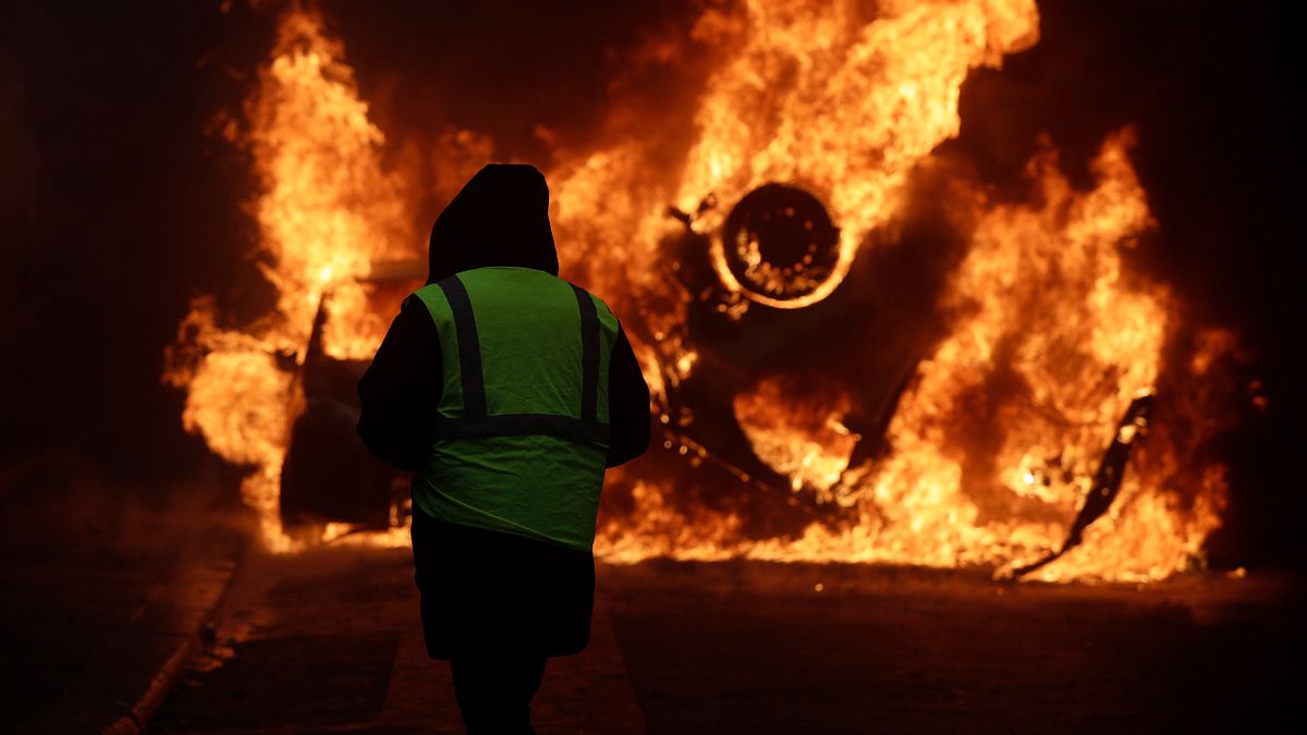 2018年11月,法國政府調高燃料稅引爆「黃背心」示威,延燒至12月初,巴黎也爆發動亂(AP) 2018年11月,法國政府調高燃料稅引爆「黃背心」示威,延燒至12月初,巴黎也爆發動亂(AP)