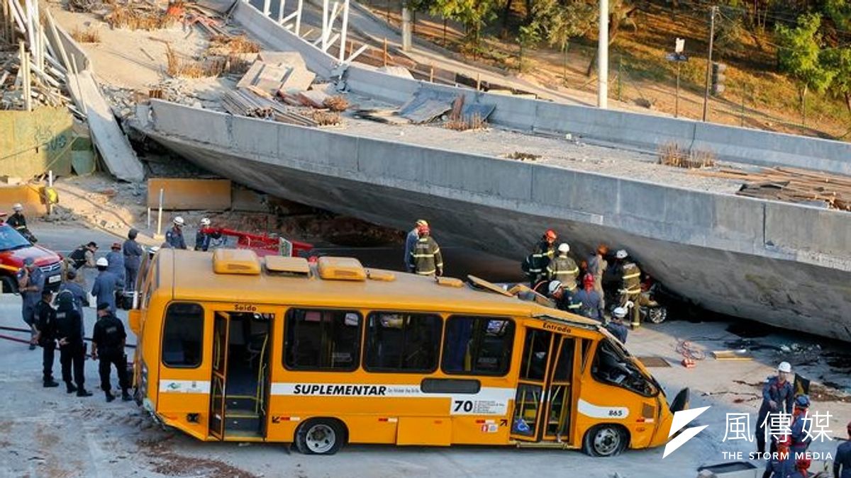 巴西世界盃主辦城市貝洛奧里藏特3日發生嚴重公安意外,高架橋坍塌導致2人死亡。(美聯社) 巴西世界盃主辦城市貝洛奧里藏特3日發生嚴重公安意外,高架橋坍塌導致2人死亡。(美聯社)