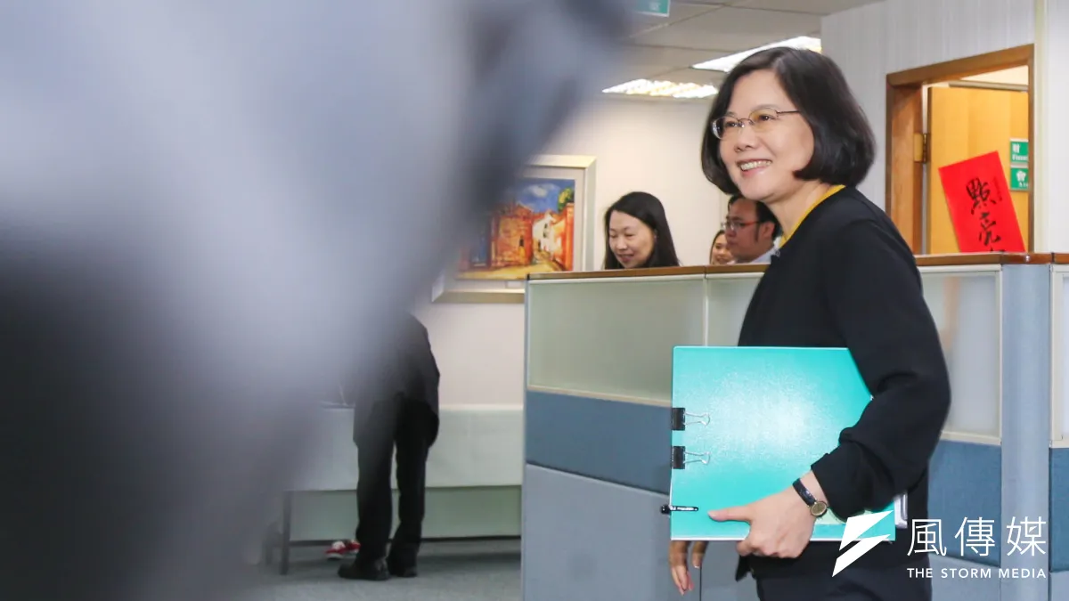 蔡英文總統以黨領政,但兩岸互信不足,民共二軌對話仍難操諸民進黨之手。(陳明仁攝)