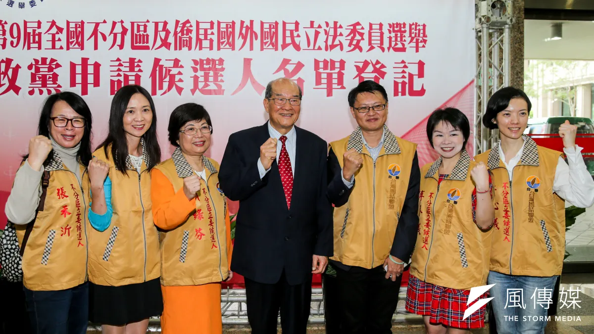 台聯曾經是立院第4大黨,高達13席立委,但目前已盛極而衰。圖為2015年台聯不分區立委登記,時任黨主席黃昆輝也一起演出「DDT滅毒蚊」行動劇。(資料照,陳明仁攝)