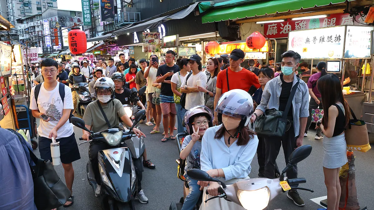 一名網友在PTT發文,以「台灣的夜市烤魚是智商稅嗎?」為題詢問網友。(資料照/顏麟宇攝) 一名網友在PTT發文,以「台灣的夜市烤魚是智商稅嗎?」為題詢問網友。(資料照/顏麟宇攝)