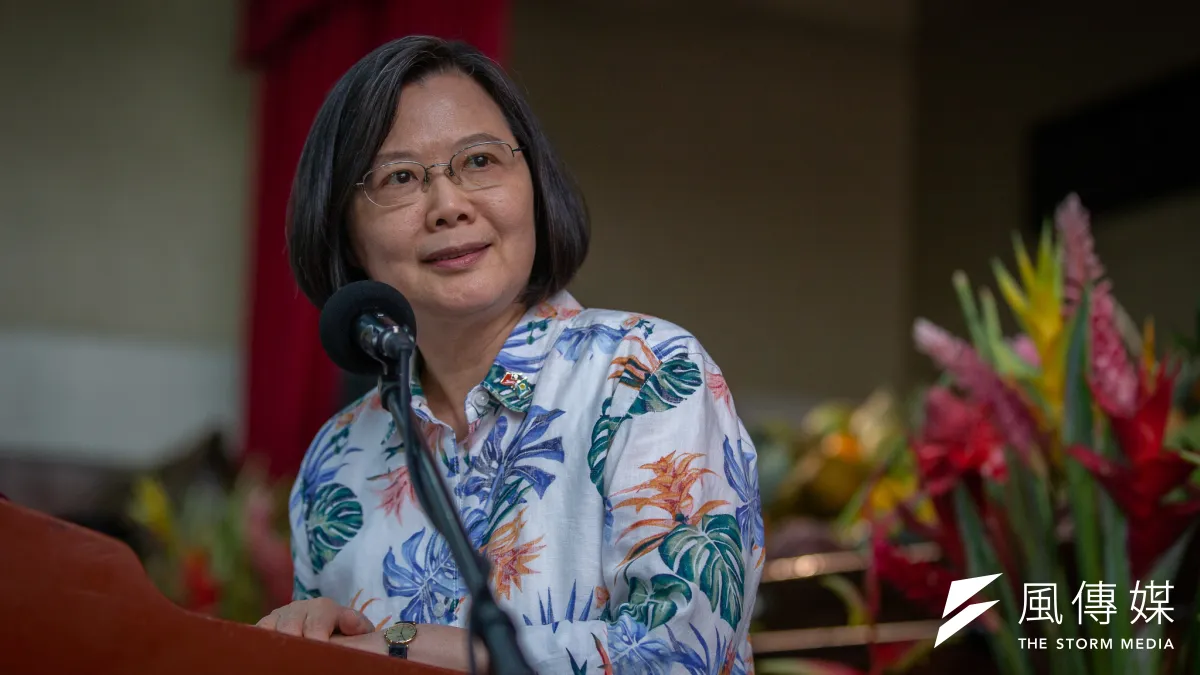 台灣民意基金會董事長游盈隆分析,過去1個月,我國對美方軍購有重大突破、總統蔡英文(見圖)宣布出訪南太平洋3小國、為立委補選南北奔波等,但似乎沒有效拉抬蔡英文長期低迷的聲望。(資料照,總統府提供)