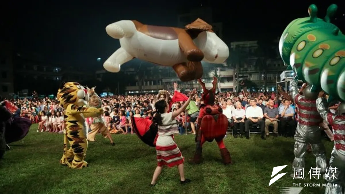為炒熱選情,民進黨中央已積極規畫,仿知名劇團「紙風車」型式,製作石虎、梅花鹿、台灣黑熊、猴子,及象徵國民黨的「車輪王」大型布偶,到全國各縣市演出「綠動台灣新經濟」戲碼。圖為紙風車368藝術工程第100場演出。(資料照片,余志偉攝) 為炒熱選情,民進黨中央已積極規畫,仿知名劇團「紙風車」型式,製作石虎、梅花鹿、台灣黑熊、猴子,及象徵國民黨的「車輪王」大型布偶,到全國各縣市演出「綠動台灣新經濟」戲碼。圖為紙風車368藝術工程第100場演出。(資料照片,余志偉攝)