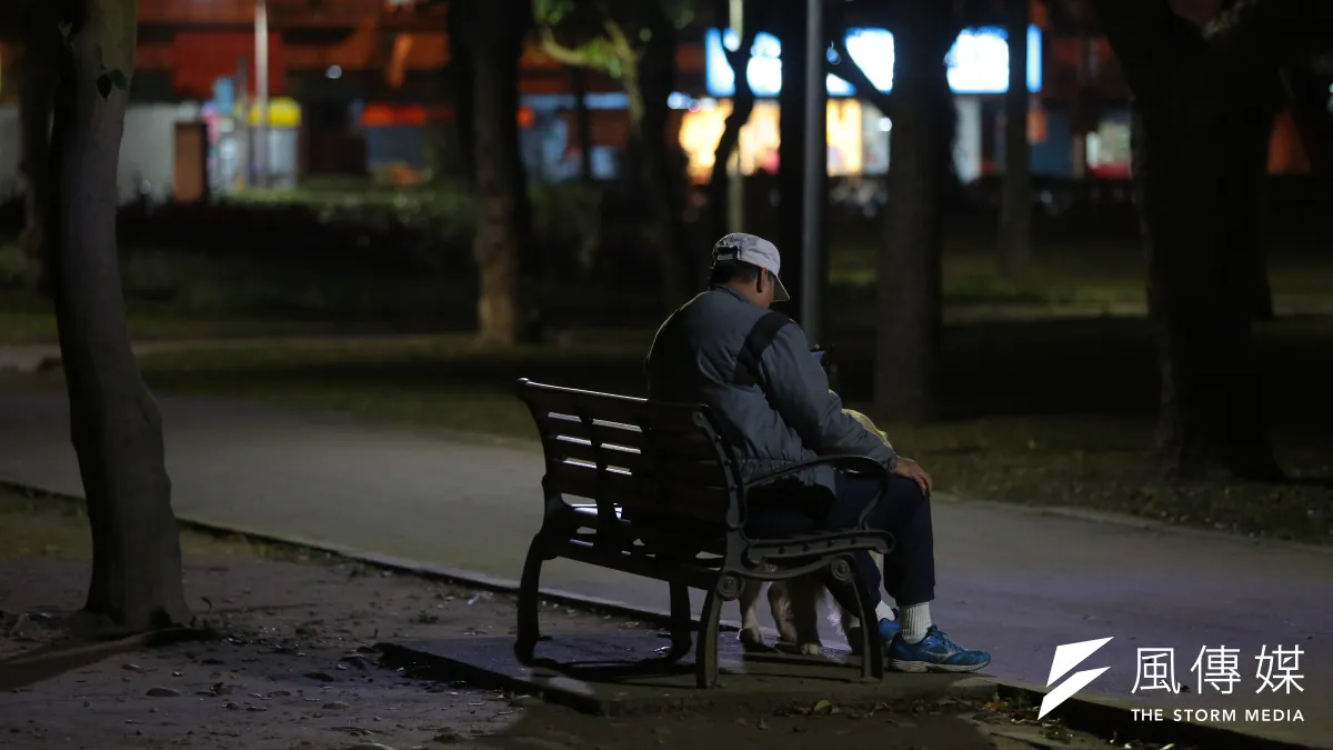 經國內精神科確診的憂鬱、焦慮等身心症狀老人患者中,約有3分之1是隔代教養家庭的主要照顧者,隔代教養家庭阿公阿嬤照顧孫子的壓力之大,可見一斑。(資料照,顏麟宇攝)