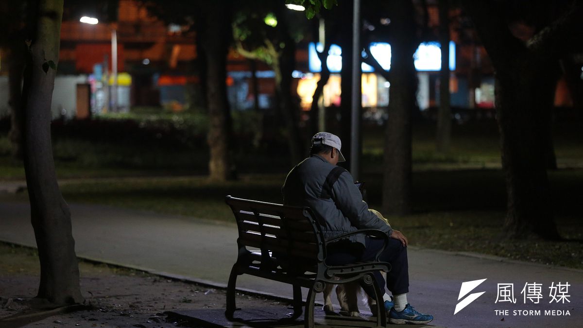 經國內精神科確診的憂鬱、焦慮等身心症狀老人患者中,約有3分之1是隔代教養家庭的主要照顧者,隔代教養家庭阿公阿嬤照顧孫子的壓力之大,可見一斑。(資料照,顏麟宇攝) 經國內精神科確診的憂鬱、焦慮等身心症狀老人患者中,約有3分之1是隔代教養家庭的主要照顧者,隔代教養家庭阿公阿嬤照顧孫子的壓力之大,可見一斑。(資料照,顏麟宇攝)