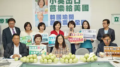 民進黨立法院黨團於18日召開「 小英出口芭樂給美國、韓國瑜開芭樂票給全國」記者會,與會的民進黨立委表示力挺屏東縣立委鍾佳濱。(盧逸峰攝)