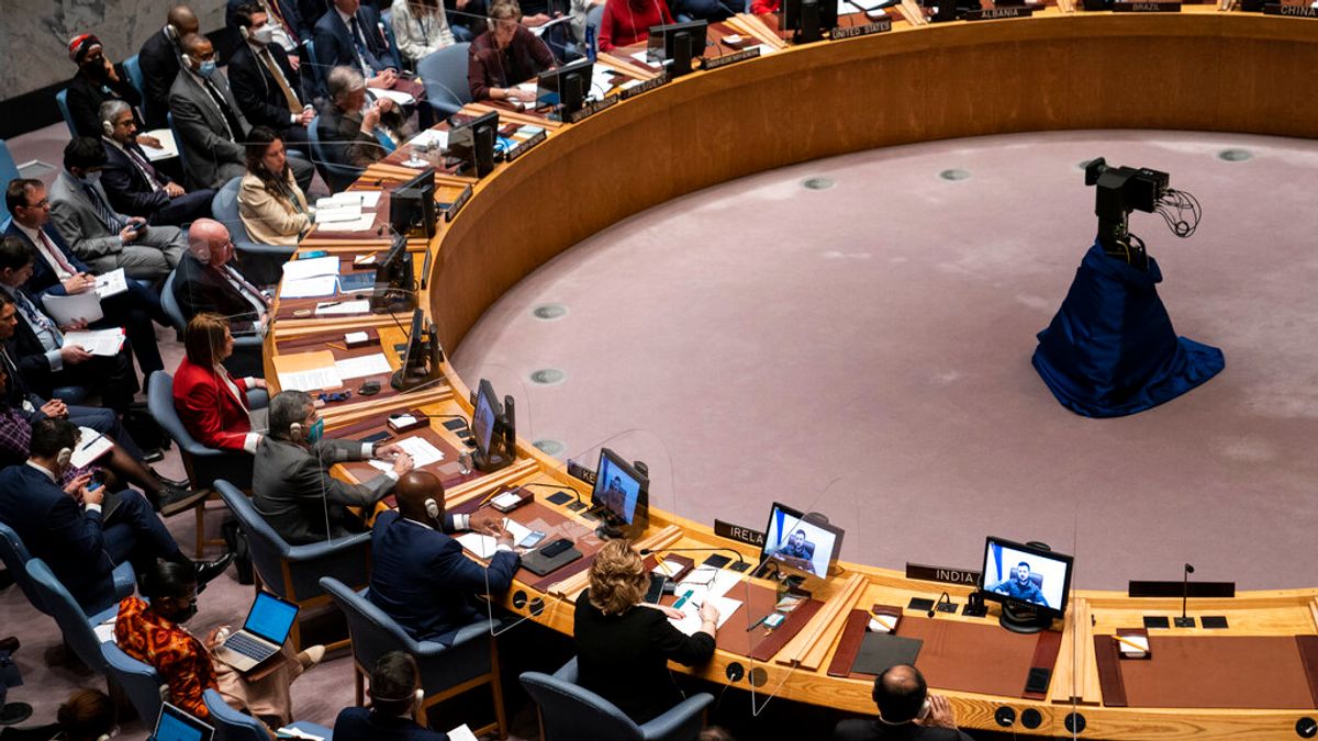 烏克蘭總統哲連斯基在聯合國安理會發表視訊演說,並且當著俄羅斯駐聯合國大使的面指控俄軍在布查犯下的屠殺平民罪行。(美聯社) 烏克蘭總統哲連斯基在聯合國安理會發表視訊演說,並且當著俄羅斯駐聯合國大使的面指控俄軍在布查犯下的屠殺平民罪行。(美聯社)