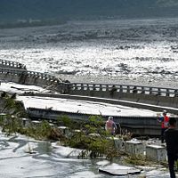 成功大学水利学科の名誉教授・高家俊氏は「人工ダムと異なり、せき止め湖は崩落した土砂が無秩序に堆積して形成されており、構造は脆弱で空隙を含むため、連続豪雨で容易に浸食される。せき止め湖の最終的な運命は決壊であり、現段階でできるのは監視点を設置し、可能な崩壊時期を把握することだけだ」と強調した。(写真/陳世凱氏フェイスブックより) 成功大学水利学科の名誉教授・高家俊氏は「人工ダムと異なり、せき止め湖は崩落した土砂が無秩序に堆積して形成されており、構造は脆弱で空隙を含むため、連続豪雨で容易に浸食される。せき止め湖の最終的な運命は決壊であり、現段階でできるのは監視点を設置し、可能な崩壊時期を把握することだけだ」と強調した。(写真/陳世凱氏フェイスブックより)