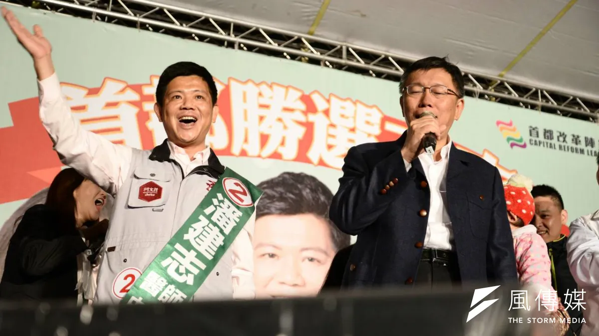 台北市長柯文哲再度開唱,為台北市立委候選人潘建志助選,柯文哲唱歌時不時看著底下的卡拉OK字幕機。(林俊耀攝)