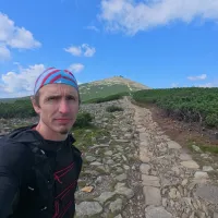 台灣知名捷克籍山難搜救專家「跑山獸」羅培德(Petr Novotny)昨(31)日在臉書發文,針對民眾雨後深入山區泛舟導致消防員因公殉職一事痛批譴責。(圖/取自Beast Runners 跑山獸臉書) 台灣知名捷克籍山難搜救專家「跑山獸」羅培德(Petr Novotny)昨(31)日在臉書發文,針對民眾雨後深入山區泛舟導致消防員因公殉職一事痛批譴責。(圖/取自Beast Runners 跑山獸臉書)