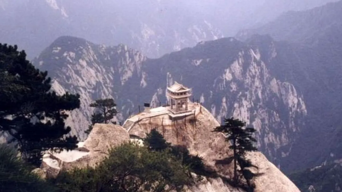 中國現在面臨一座債務大山。(BBC中文網)