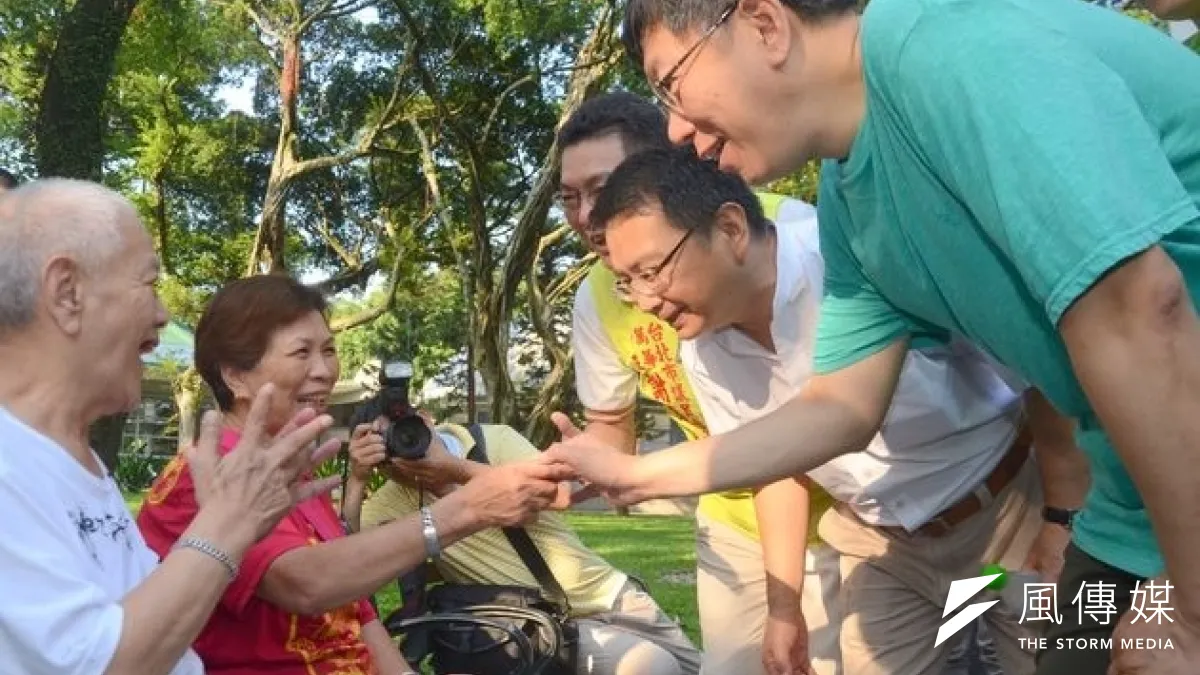 無黨籍台北市長參選人柯文哲(右) 24日大清早就前往青年公園拜票。(宋小海攝)
